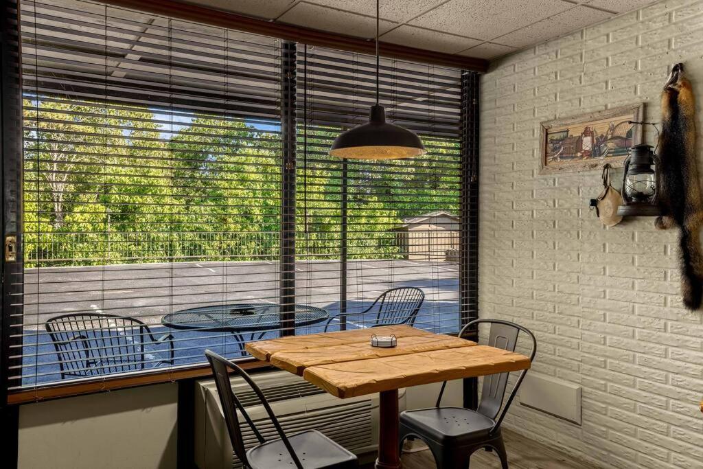 Stonegate Lodge Bed, Wifi, 50In Roku Tv, Salt Water Pool Room #109 Eureka Springs Exterior foto