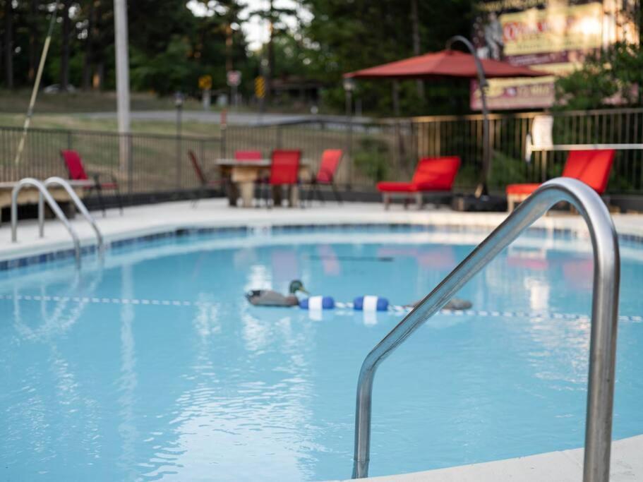 Stonegate Lodge Bed, Wifi, 50In Roku Tv, Salt Water Pool Room #109 Eureka Springs Exterior foto